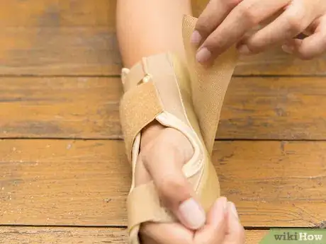 Imagen titulada Clean a Wrist Brace Step 5