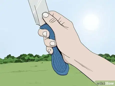 Imagen titulada Throw a Knife Without It Spinning Step 9