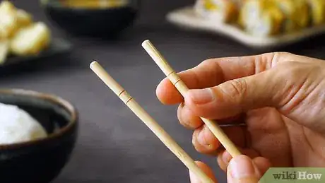 Imagen titulada Use Wooden Chopsticks Step 3