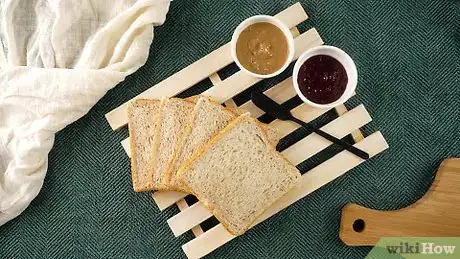 Imagen titulada Make a Peanut Butter and Jelly Sandwich Step 1