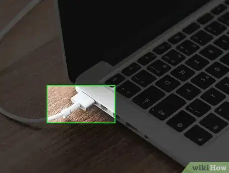 Imagen titulada Clean a MacBook Air Screen Step 6