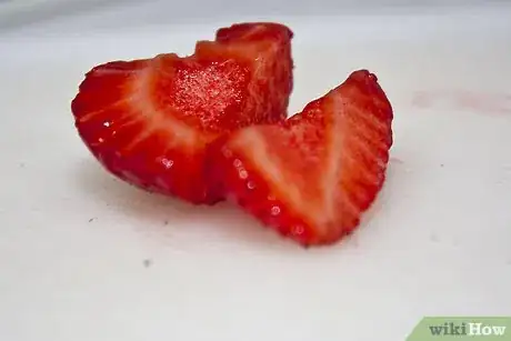 Imagen titulada Cut strawberries Step 6