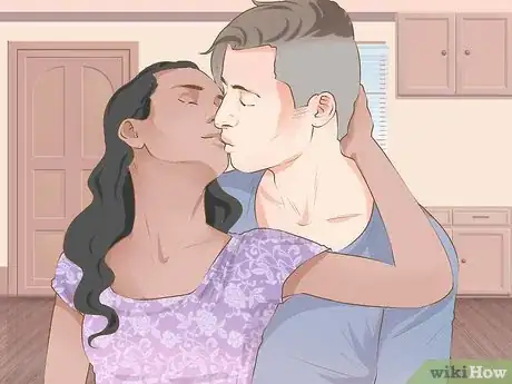Imagen titulada Get Your Boyfriend to French Kiss You when He Doesn't Know How to Step 12