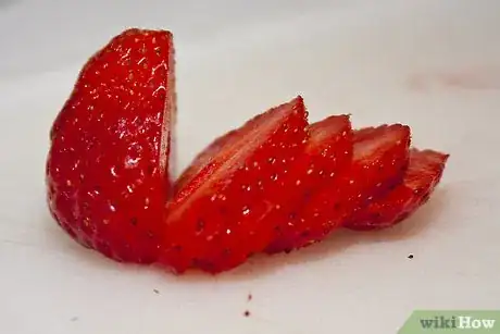 Imagen titulada Cut strawberries Step 7