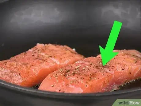 Imagen titulada Tell when Salmon Is Cooked Step 1