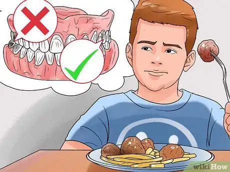 Imagen titulada Remove Food out of Holes from Extracted Wisdom Teeth Step 12