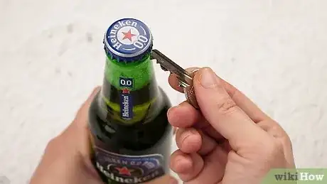 Imagen titulada Open a Beer Bottle with a Key Step 6