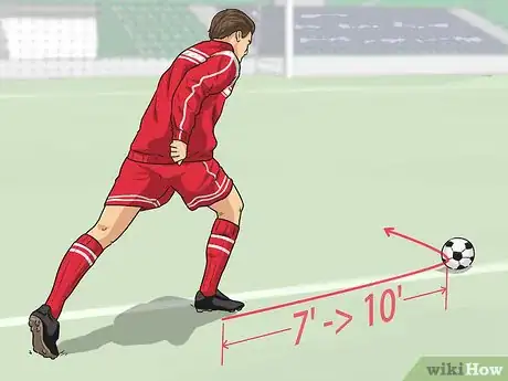 Imagen titulada Curve a Soccer Ball Step 1