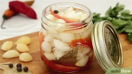 Imagen titulada Eat Pickled Garlic Step 1