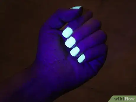 Imagen titulada Activate Glow in the Dark Nail Polish Final