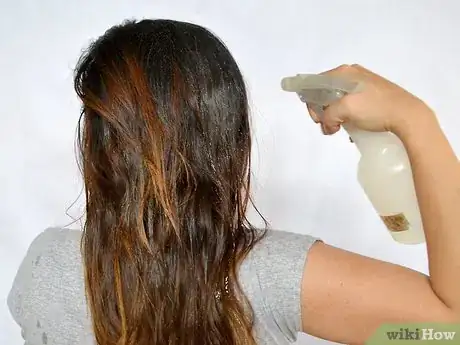 Imagen titulada Use Lemon Juice to Lighten Hair Step 2