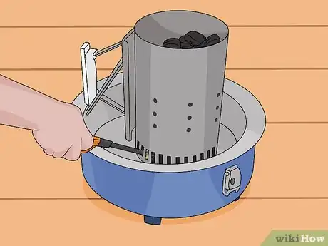 Imagen titulada Use a Charcoal Smoker Step 1