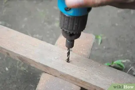 Imagen titulada Drive a Nail Without Splitting the Wood Step 5