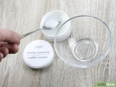 Imagen titulada Make Lip Gloss Using Vaseline and Lipstick Step 6