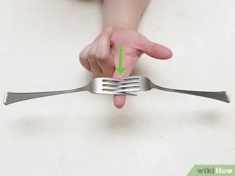 Imagen titulada Balance a Soda Can at a 45 Degree Angle Step 11