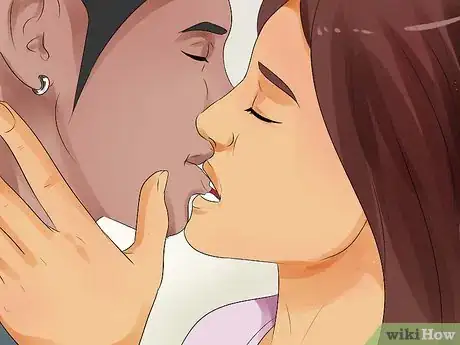 Imagen titulada Kiss Passionately Without Tongue Step 3