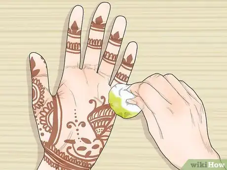 Imagen titulada Remove a Henna Stain Step 2