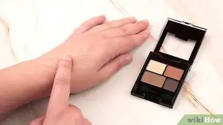 Imagen titulada Make Foundation With Eyeshadow Step 3