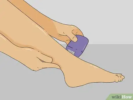 Imagen titulada Shave Your Legs Step 12