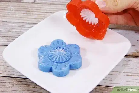 Imagen titulada Make Fondant Flowers Step 18