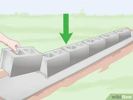 Imagen titulada Build a Cinder Block Wall Step 10