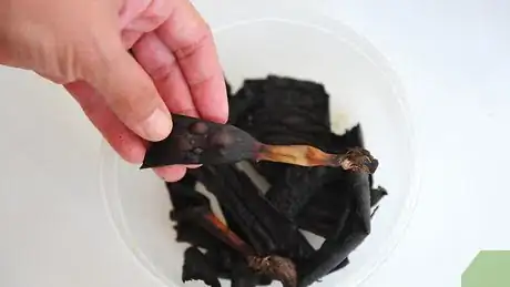 Imagen titulada Make Fertilizer from Banana Peels Step 3