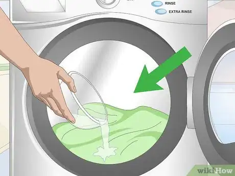 Imagen titulada Get Cat Urine Smell Out of Clothes Step 5