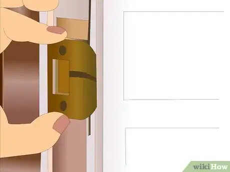 Imagen titulada Fit a Door Handle Step 2