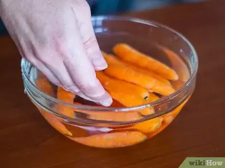 Imagen titulada Cook Baby Carrots Step 1