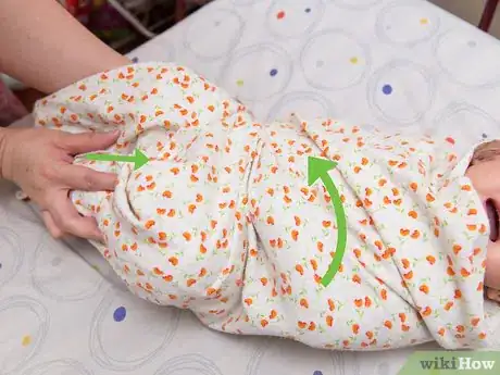 Imagen titulada Dress Baby for Sleep Step 8