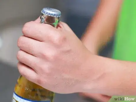 Imagen titulada Open a Beer Bottle with a Lighter Step 1