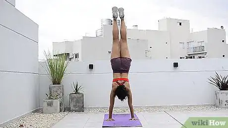 Imagen titulada Hold a Handstand Step 8