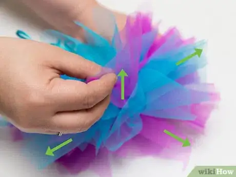 Imagen titulada Make Tulle Pom Poms Step 7