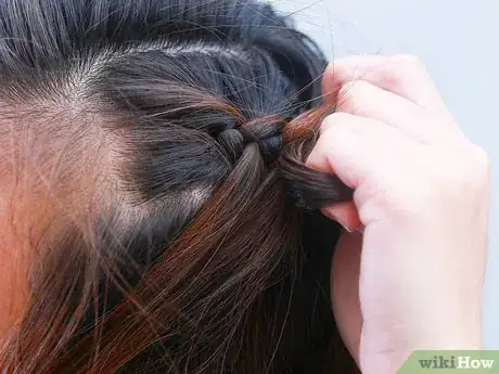 Imagen titulada Braid Short Hair Step 11