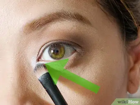 Imagen titulada Do Makeup for Green Eyes Step 8