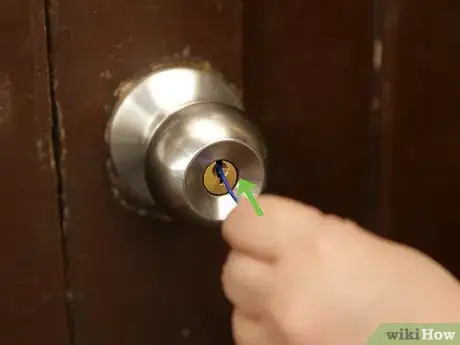 Imagen titulada Pick Locks on Doorknobs Step 22