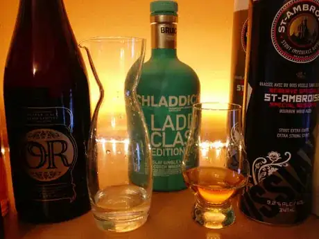 Imagen titulada Bruichladdich classinc, waterjug and glencairn