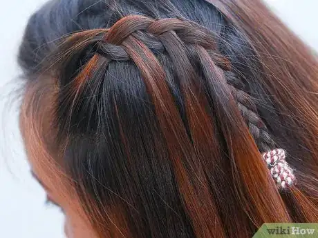 Imagen titulada Braid Short Hair Step 15