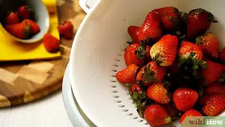 Imagen titulada Clean Strawberries Step 2