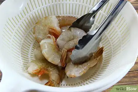 Imagen titulada Thaw Frozen Shrimp Step 1