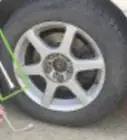 aflojar las tuercas de una rueda