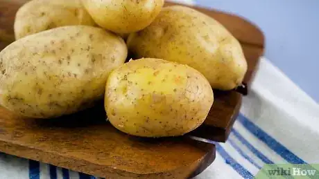 Imagen titulada Decide Whether or Not to Peel Potatoes Step 1