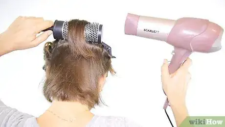 Imagen titulada Blow Dry Short Hair Step 9