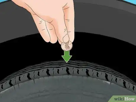 Imagen titulada Check Tire Tread with a Penny Step 4