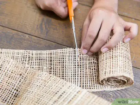 Imagen titulada Make a Burlap Bow Step 8