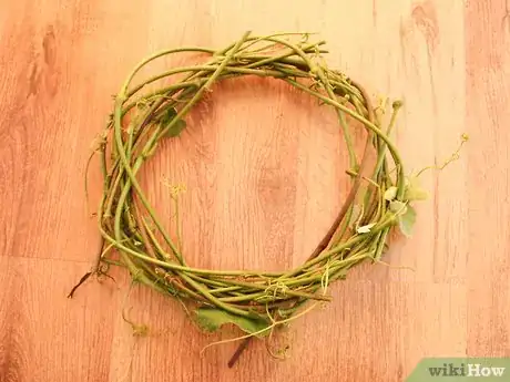 Imagen titulada Make a Grapevine Wreath Step 8