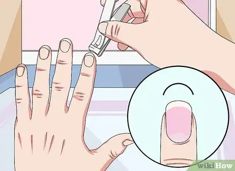Imagen titulada Use Nail Clippers Step 4