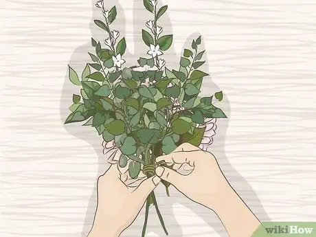 Imagen titulada Make a Bridal Bouquet With Artificial Flowers Step 4