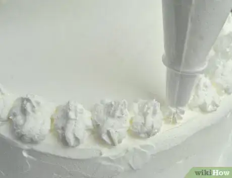 Imagen titulada Decorate a Cake with Whipped Cream Icing Step 14