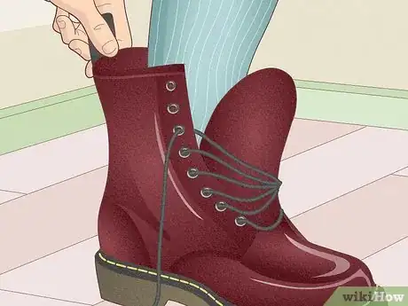 Imagen titulada Break in Your Brand New Dr Martens Boots Step 15